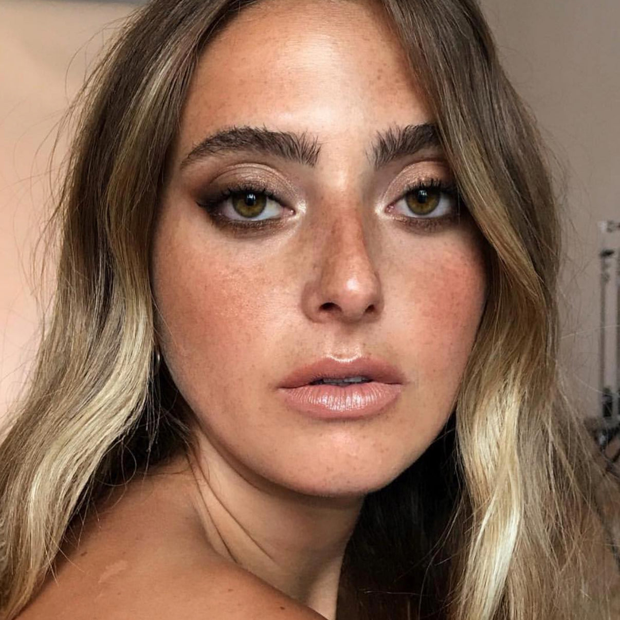 Woman wearing Mini Nude Metallics Eye Kit